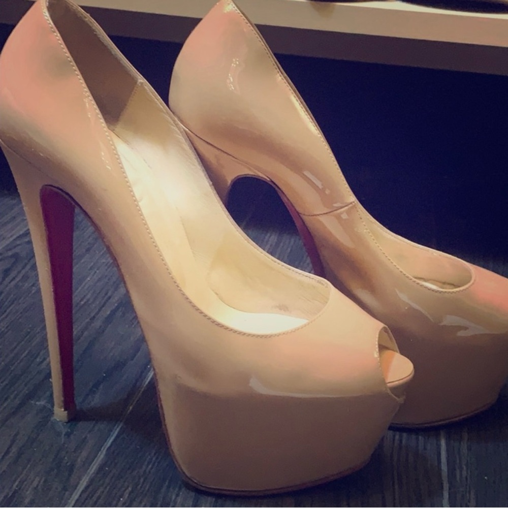 Louboutin beige patent leather peeptoe pumps.signature red is still on the sole.